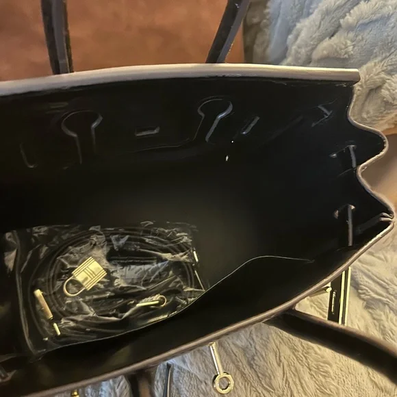 Elegant Black Crocodile-Embossed Handbag - Picture 2 of 7